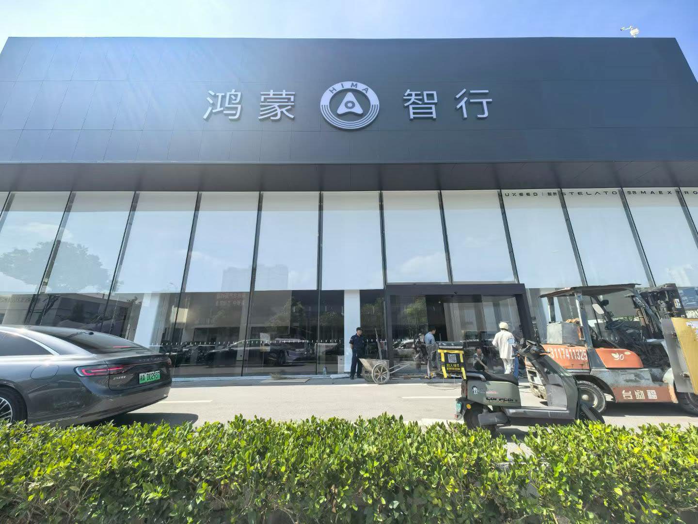 鸿蒙智行 4S 体验中心|开利方块地毯 M18 工程案例(长沙·武汉·天津)