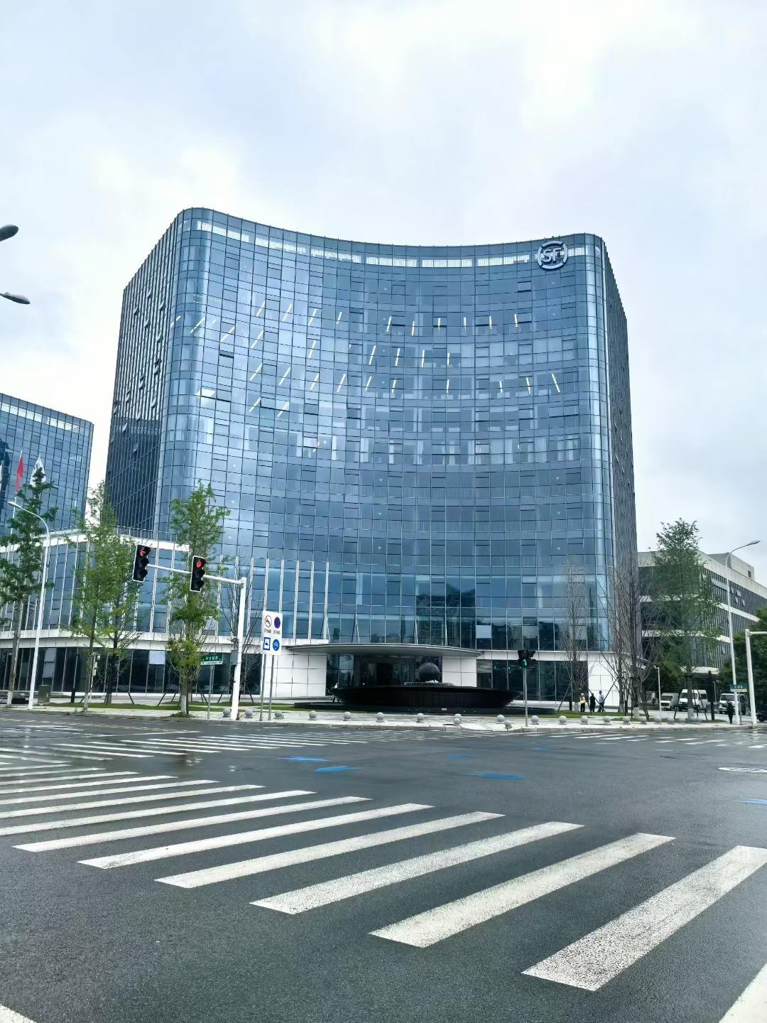 顺丰华西客户服务中心|4000㎡方块地毯办公区铺装案例