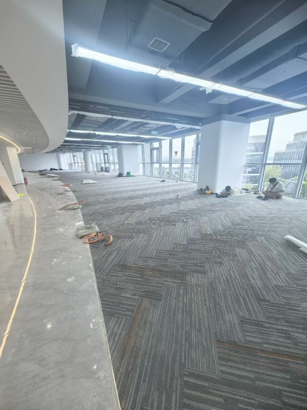 靠窗办公区方块地毯实景